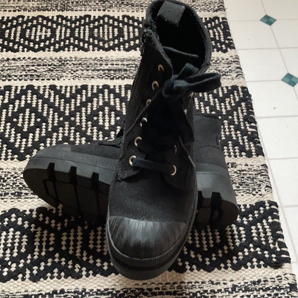 Super cute fashion boots, size 5.5, light wear, black canvas - Picture 2 of 6